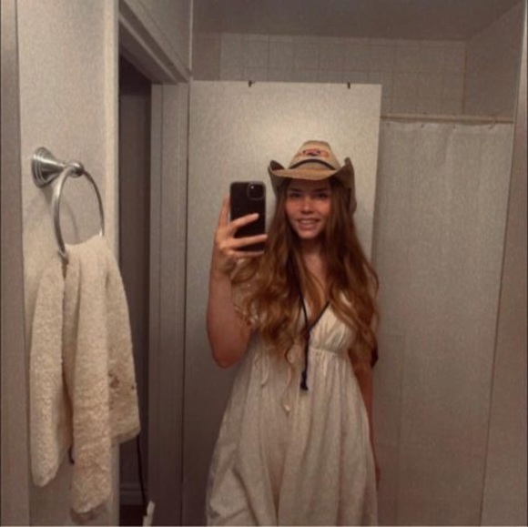 Meet your Posher, Christine - Picture 1 of 1